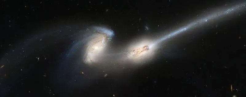 遥远深空，一个罕见的圆环！宇宙竟有如此古怪的星系