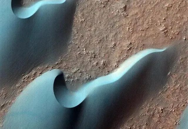 NASA 的火星探测器刚刚发布了30 张令人惊叹的新照片