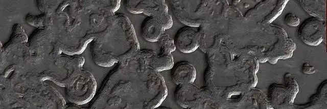 NASA 的火星探测器刚刚发布了30 张令人惊叹的新照片