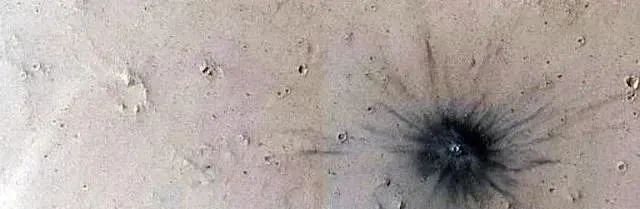 NASA 的火星探测器刚刚发布了30 张令人惊叹的新照片