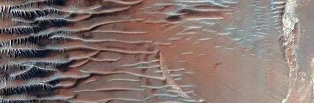 NASA 的火星探测器刚刚发布了30 张令人惊叹的新照片