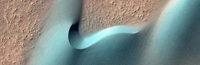 NASA 的火星探测器刚刚发布了30 张令人惊叹的新照片