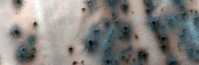NASA 的火星探测器刚刚发布了30 张令人惊叹的新照片