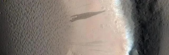 NASA 的火星探测器刚刚发布了30 张令人惊叹的新照片