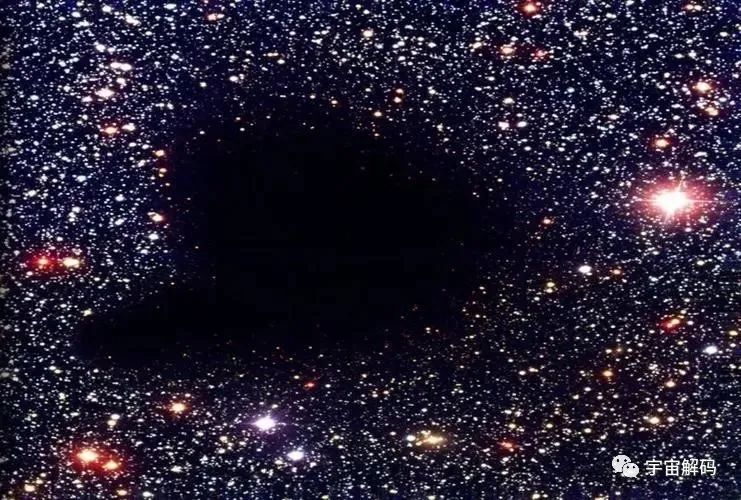 横跨30亿光年的宇宙墙被发现，它是谁建的？为何“囚禁”我们？