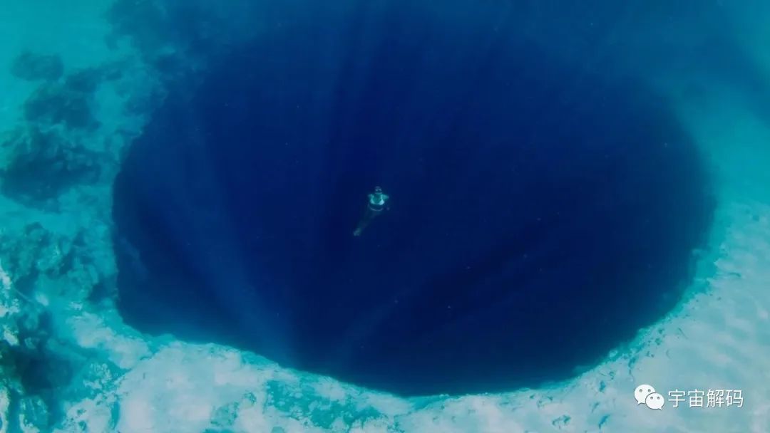 马里亚纳海沟的底部还有一座深渊：距海面10000多米