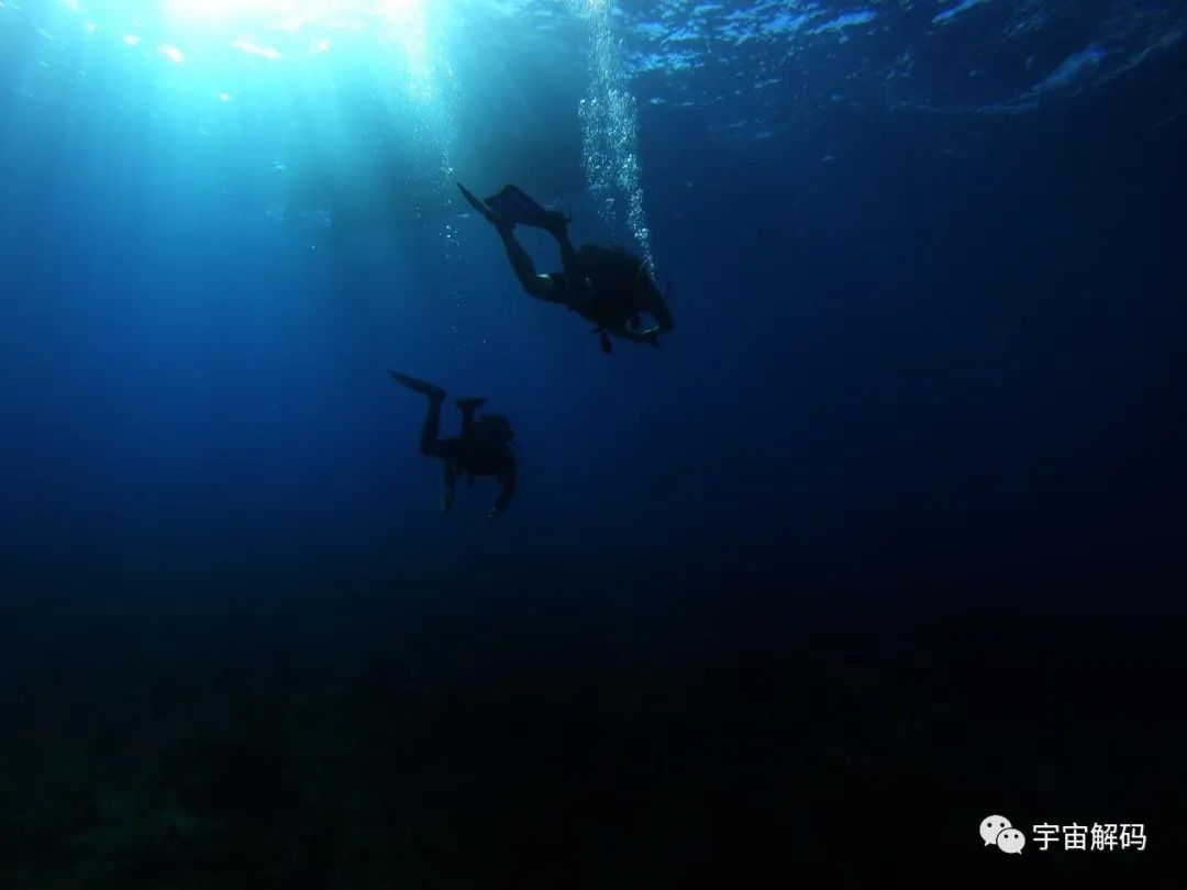 马里亚纳海沟的底部还有一座深渊：距海面10000多米