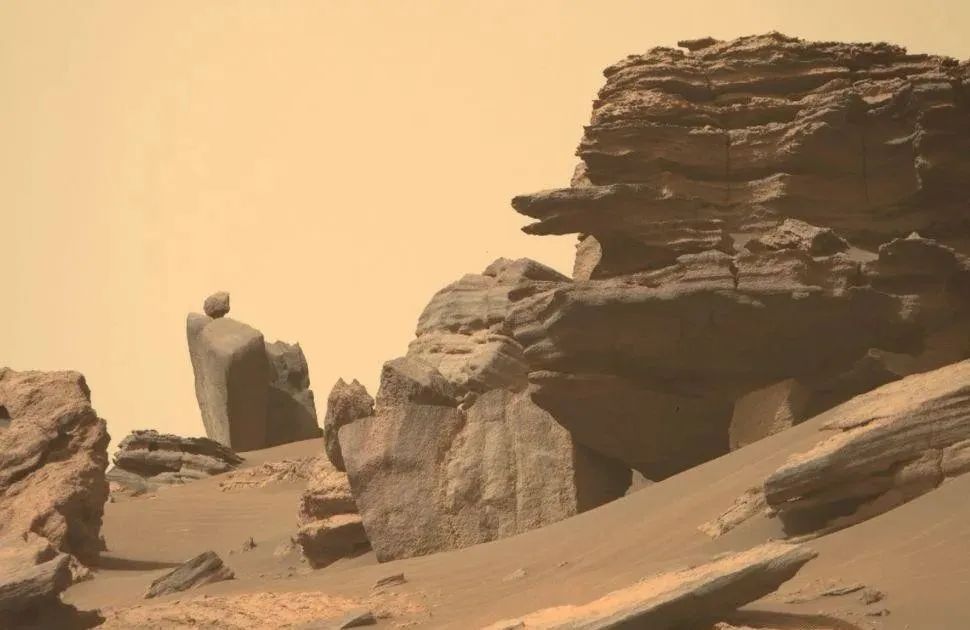 真实拍摄的火星表面，好奇号在这里发现了许多奇特的物体