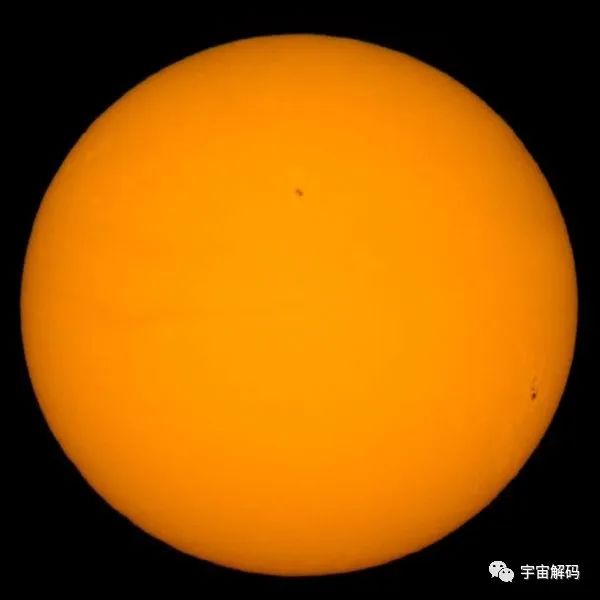 NASA拍到太阳北极一块断裂脱落：前所未有