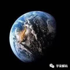 三体中，三体世界为什么被立即毁灭，而地球却晚了几十年？