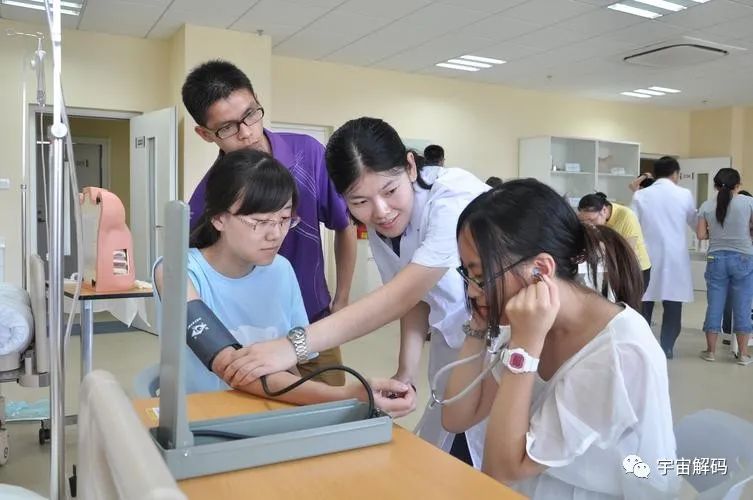 中国每年有60万医学生毕业，为何仅10万人能披上白大褂