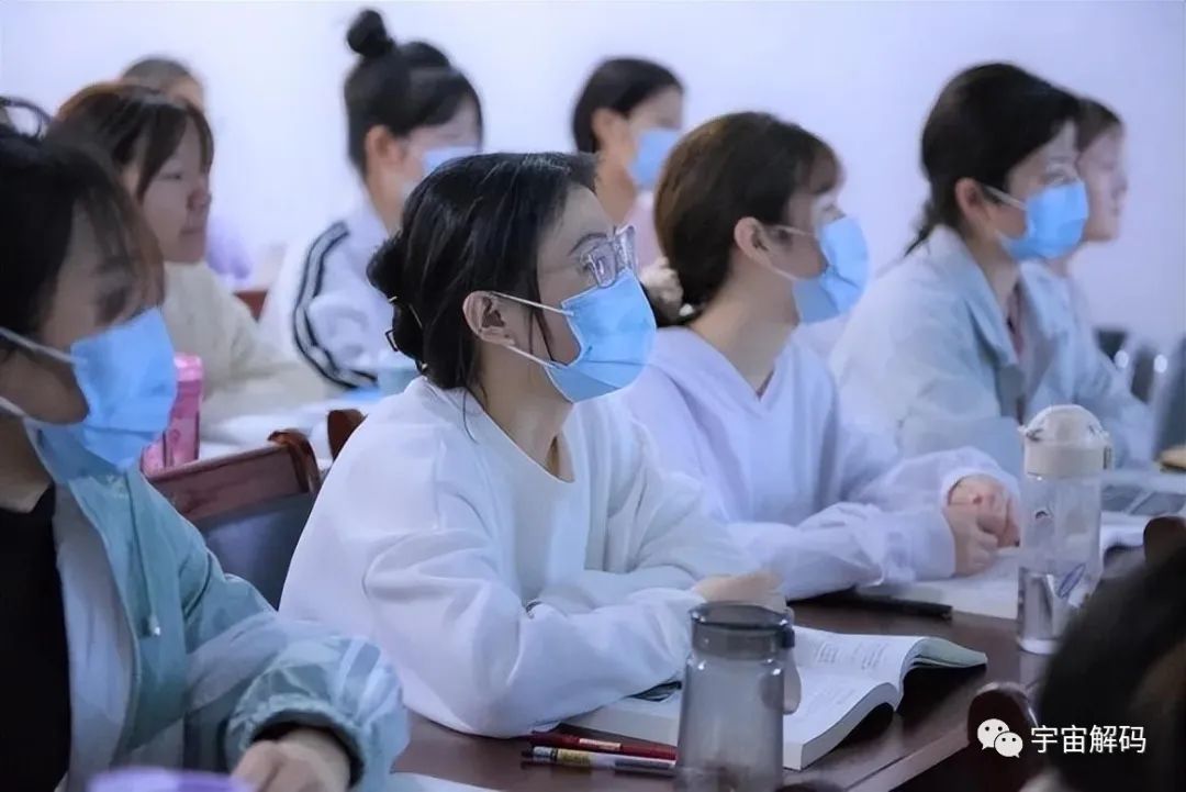 中国每年有60万医学生毕业，为何仅10万人能披上白大褂