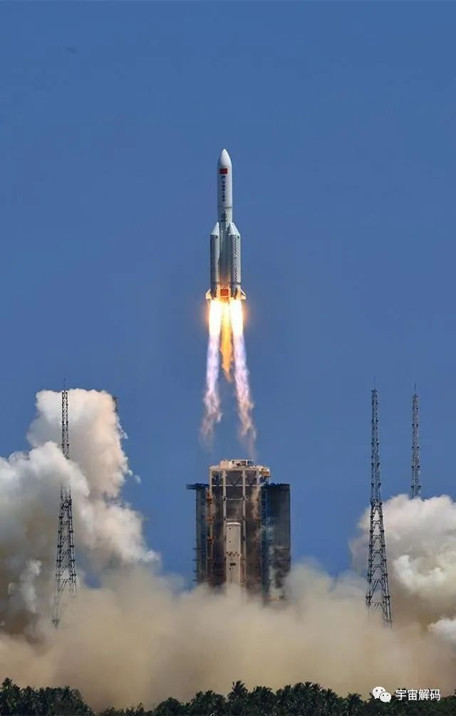 中国用二十年制造天宫空间站，比国际空间站差了近300吨，谁更好