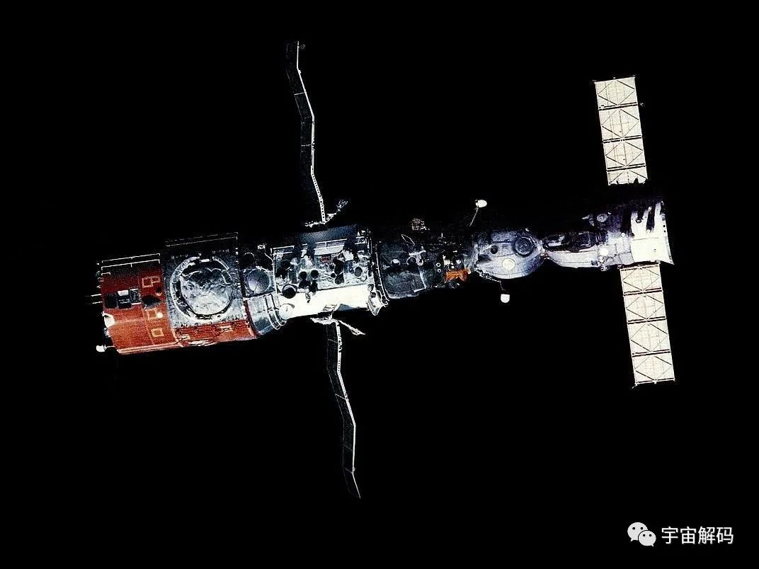 中国用二十年制造天宫空间站，比国际空间站差了近300吨，谁更好
