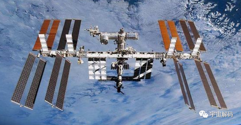 中国用二十年制造天宫空间站，比国际空间站差了近300吨，谁更好