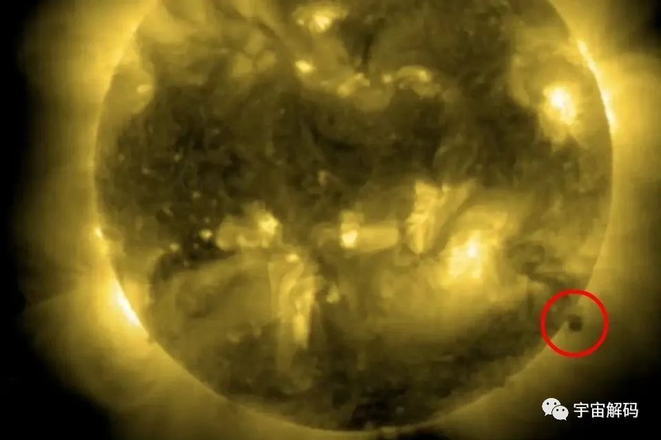 NASA极力掩饰，巨型物体飞出太阳，信号突然掐断