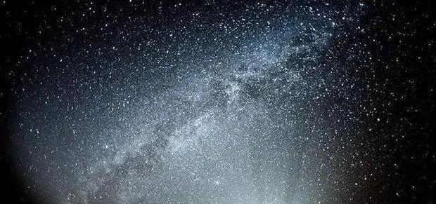 数千万颗星辰也无法照亮宇宙，太空为什么常年是黑暗的？