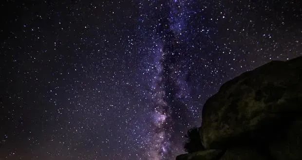 数千万颗星辰也无法照亮宇宙，太空为什么常年是黑暗的？