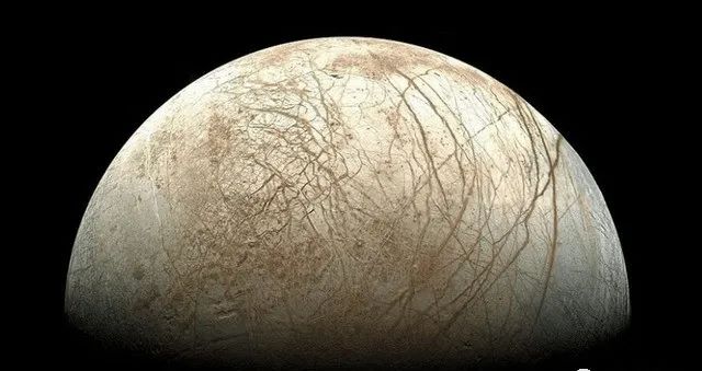 探测器拍下木卫二真实画面，这个星球表面有点不可思议