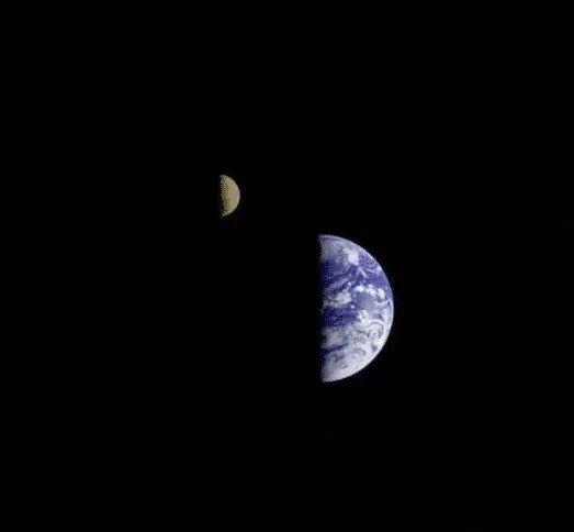 探测器拍下木卫二真实画面，这个星球表面有点不可思议