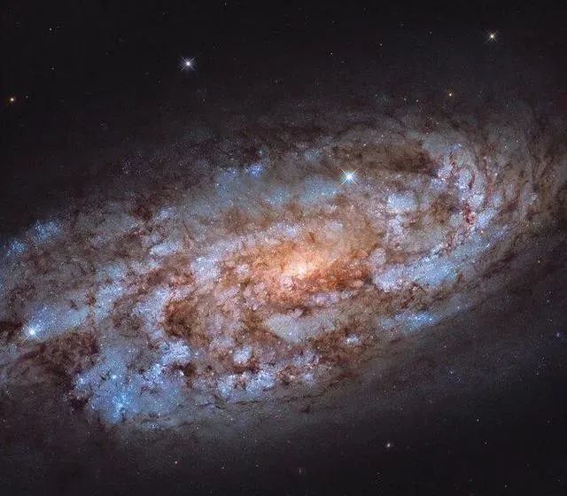 弗雷德·霍伊尔提出的“稳恒态宇宙模型”为什么会遭到摒弃？