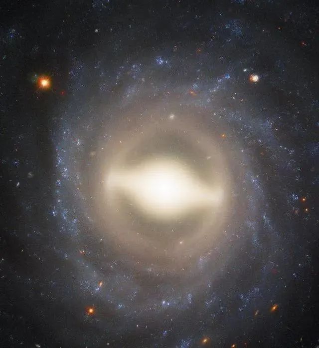 弗雷德·霍伊尔提出的“稳恒态宇宙模型”为什么会遭到摒弃？