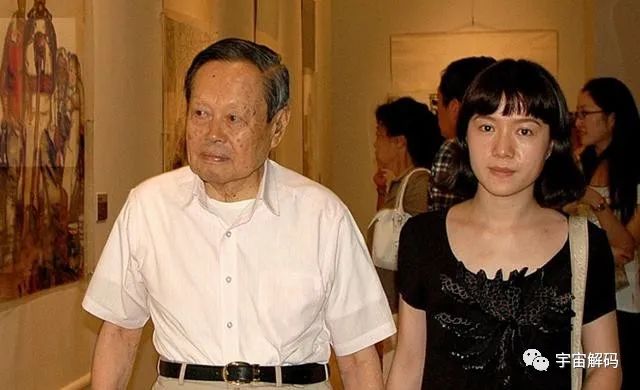 比霍金更伟大？物理学家比拼，杨振宁可以排第几？