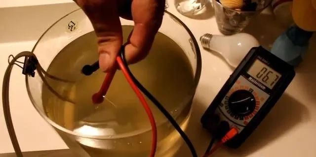 如果对着有电的插座尿尿，会不会被电到？