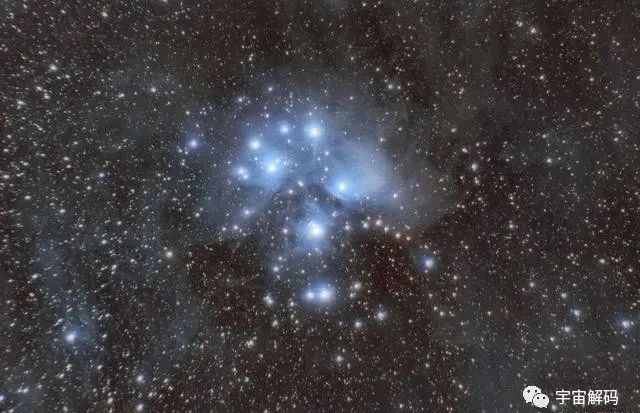 在金牛座方向上一簇闪烁的蓝色星光，那就是神秘的昴星团