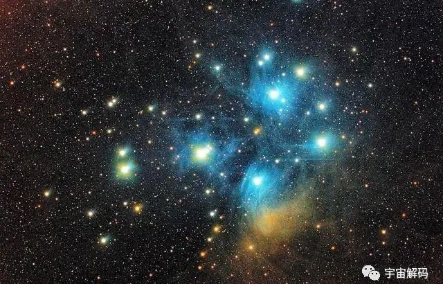 在金牛座方向上一簇闪烁的蓝色星光，那就是神秘的昴星团