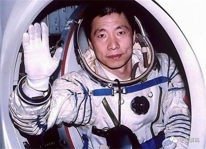 我国宇航员在空间站 执行任务随身佩戴着枪 究竟是用来做什么