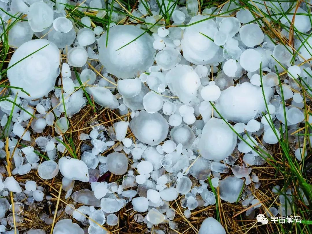 同样是水从天而降，为什么冰雹和雪花形状不同？