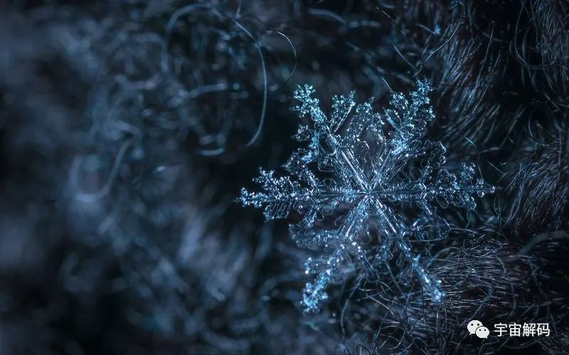 同样是水从天而降，为什么冰雹和雪花形状不同？