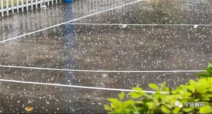 同样是水从天而降，为什么冰雹和雪花形状不同？