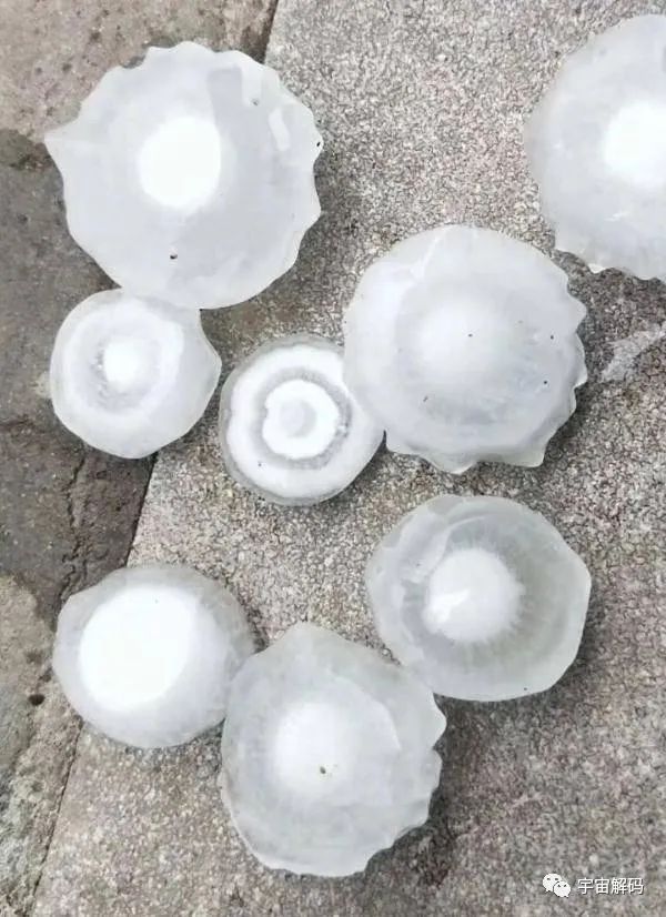 同样是水从天而降，为什么冰雹和雪花形状不同？