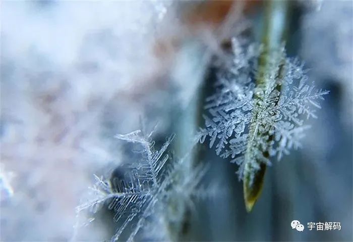 同样是水从天而降，为什么冰雹和雪花形状不同？