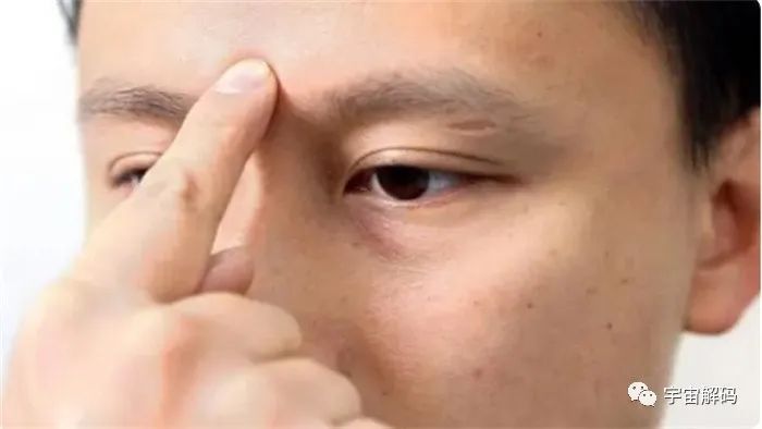 第三只眼？把手指放在眉心附近，会产生奇怪的感觉
