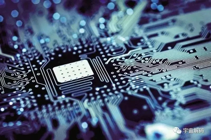 极化子辅助层状分子材料的光发射：振动状态和分子吸收的作用